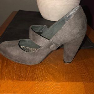 Y not?  grey heels women’s size 7